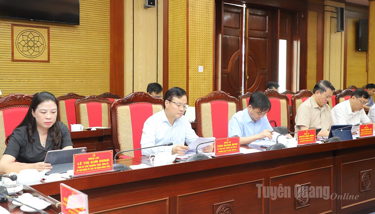 Secretarul adjunct permanent al Comitetului Provincial al Partidului, Le Thi Kim Dung, și delegații prezenți la întâlnire.