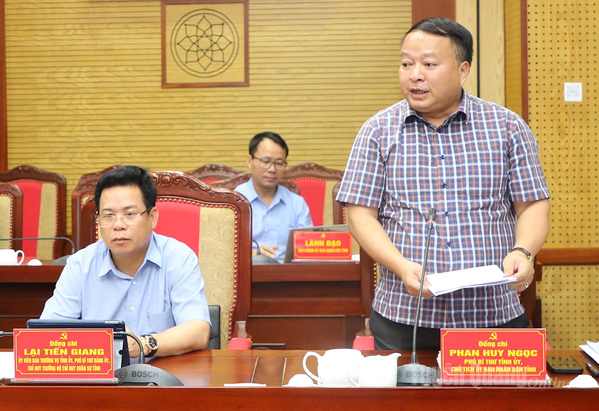La întâlnire, Phan Huy Ngoc, secretar adjunct al Comitetului Provincial al Partidului și președintele Comitetului Popular Provincial, a vorbit.