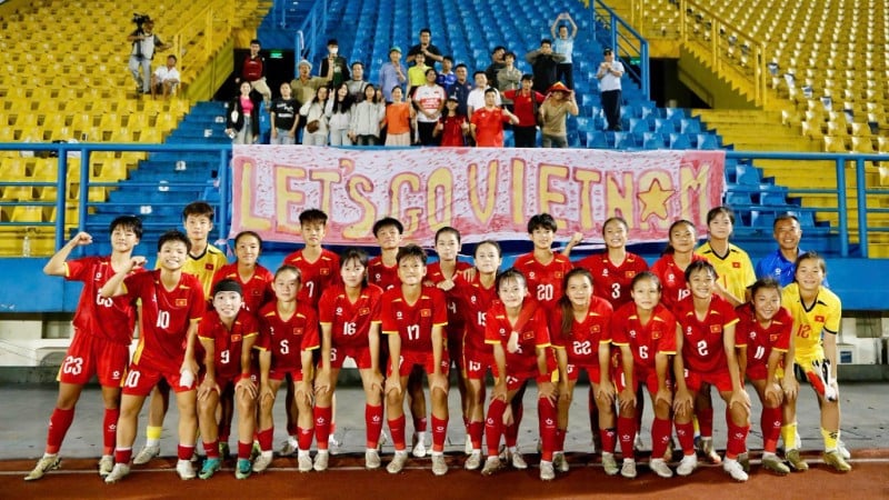 베트남 U-17 여자 대표팀이 중국에서 열리는 2026 AFC U-17 여자 결승전 진출권을 거머쥐었습니다. (사진: VFF)