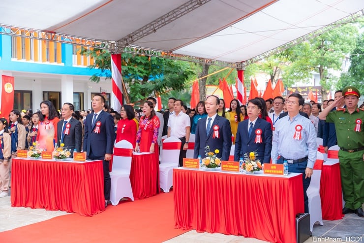 Viet Hung Ward satte upp en skylt vid skolan för att välkomna framgången med den 18:e stadspartikongressen - Foto 2. Phường Việt Hưng gắn biển công trình trường học chào mừng thành công Đại hội XVIII Đảng bộ Thành phố- Ảnh 2.