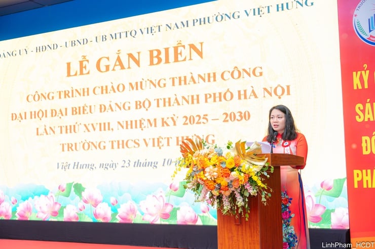 Viet Hung Ward satte upp en skylt vid skolan för att välkomna framgången med den 18:e stadspartikongressen - Foto 3. Phường Việt Hưng gắn biển công trình trường học chào mừng thành công Đại hội XVIII Đảng bộ Thành phố- Ảnh 3.