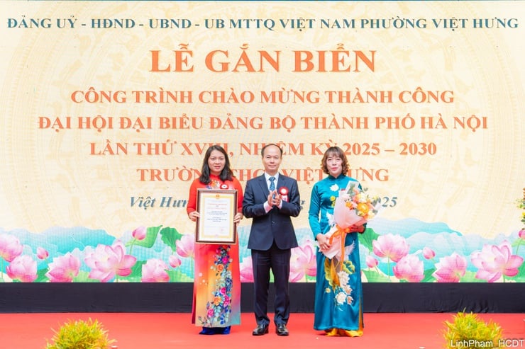 Viet Hung Ward satte upp en skylt vid skolan för att välkomna framgången med den 18:e stadspartikongressen - Foto 4. Phường Việt Hưng gắn biển công trình trường học chào mừng thành công Đại hội XVIII Đảng bộ Thành phố- Ảnh 4.