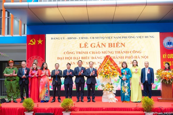 Viet Hung Ward satte upp en skylt för skolprojektet för att välkomna framgången med den 18:e stadspartikongressen - Foto 5. Phường Việt Hưng gắn biển công trình trường học chào mừng thành công Đại hội XVIII Đảng bộ Thành phố- Ảnh 5.