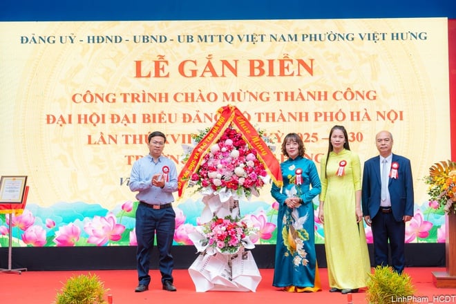 Viet Hung Ward satte upp en skylt vid skolan för att välkomna framgången med den 18:e stadspartikongressen - Foto 6. Phường Việt Hưng gắn biển công trình trường học chào mừng thành công Đại hội XVIII Đảng bộ Thành phố- Ảnh 6.
