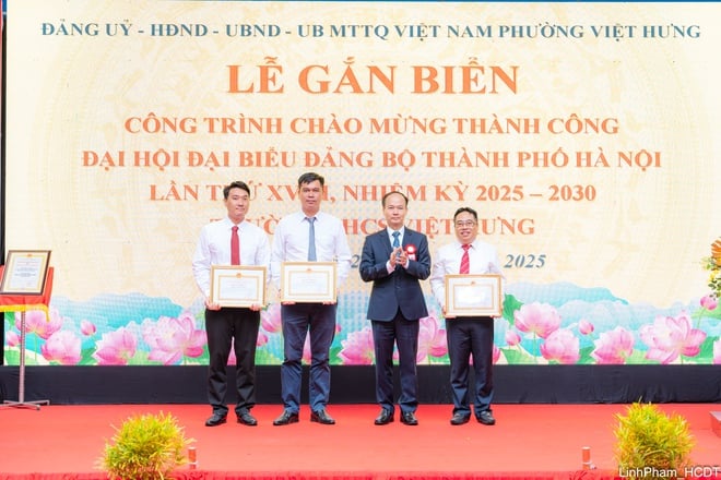 Viet Hung Ward satte upp en skylt för skolprojektet för att välkomna framgången med den 18:e stadspartikongressen - Foto 7. Phường Việt Hưng gắn biển công trình trường học chào mừng thành công Đại hội XVIII Đảng bộ Thành phố- Ảnh 7.