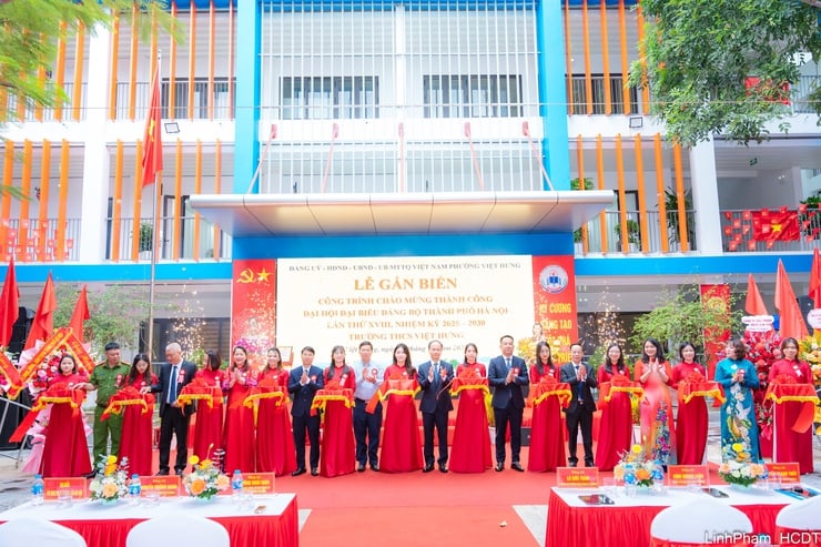 Viet Hung Ward satte upp en skylt för skolprojektet för att välkomna framgången med den 18:e stadspartikongressen - Foto 8. Phường Việt Hưng gắn biển công trình trường học chào mừng thành công Đại hội XVIII Đảng bộ Thành phố- Ảnh 8.