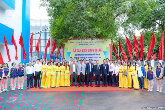 Viet Hung Ward satte upp en skylt för skolprojektet för att välkomna framgången med den 18:e stadspartikongressen - Foto 10. Phường Việt Hưng gắn biển công trình trường học chào mừng thành công Đại hội XVIII Đảng bộ Thành phố- Ảnh 10.