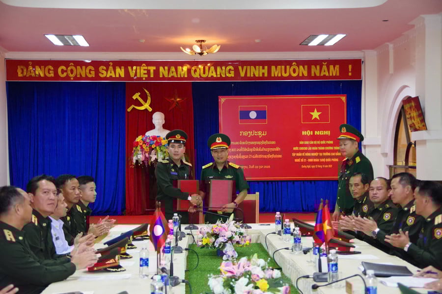 thuong-ta-dao-hung-manh-pho-chanh-van-phong-binh-doan-15-va-trung-uy-phet-sa-van-chan-tha-vong-tro-ly-ban-chuyen-gia-hoc-vien-cuc-doi-ngoai-lao-trao-bien-ban-ban-giao.jpg