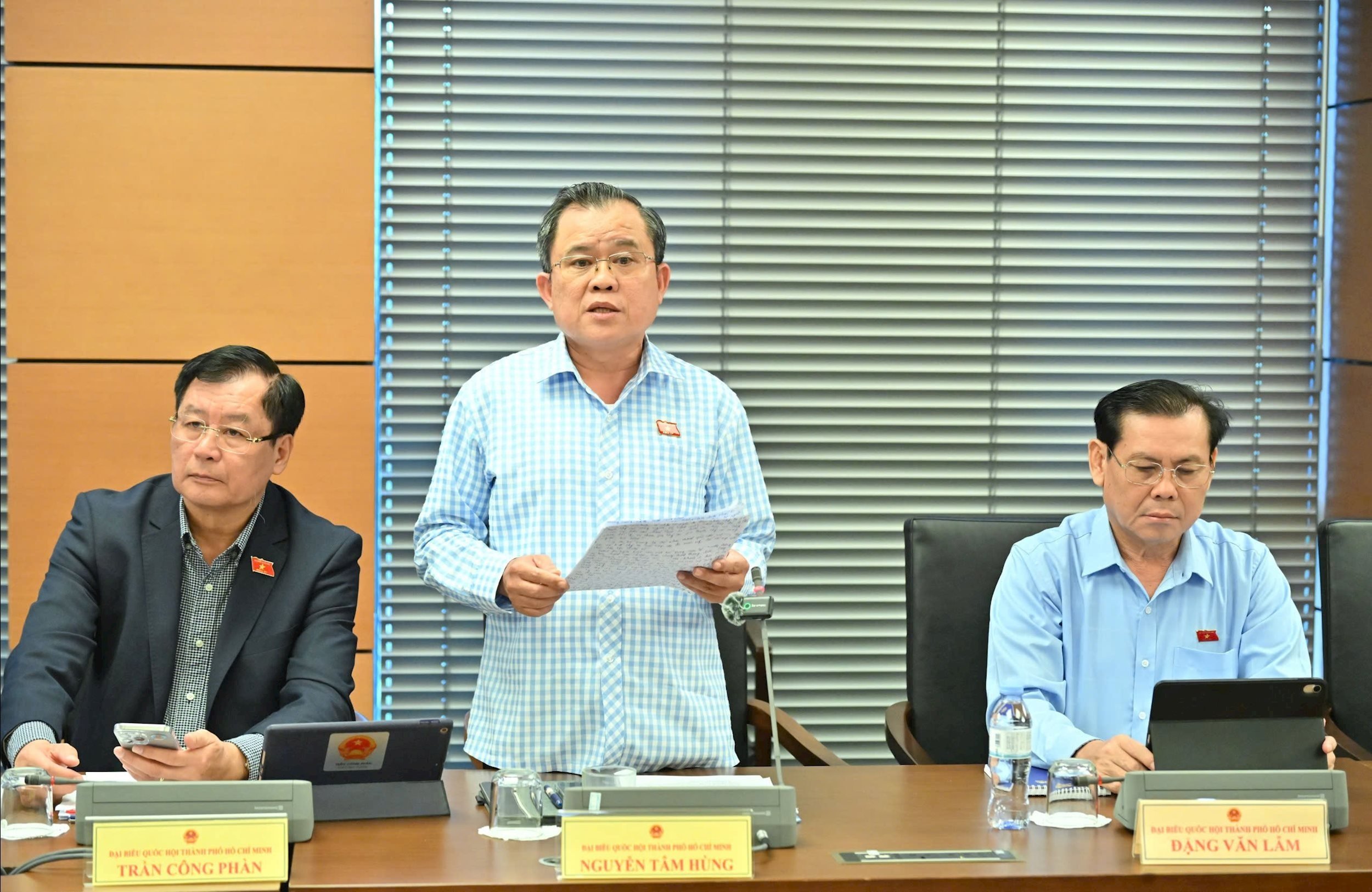 Nationalförsamlingsledamoten Nguyen Tam Hung talar