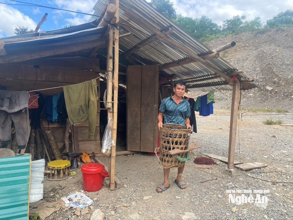 គ្រួសារ​ខ្លះ​នៅ​ឃុំ​មីលី កំពុង​តែ​សង់​ផ្ទះ​បណ្ដោះអាសន្ន ខណៈ​រង់ចាំ​រក​ដី​សង់​ផ្ទះ​សប្បុរសធម៌។ រូបថត៖ Van Truong