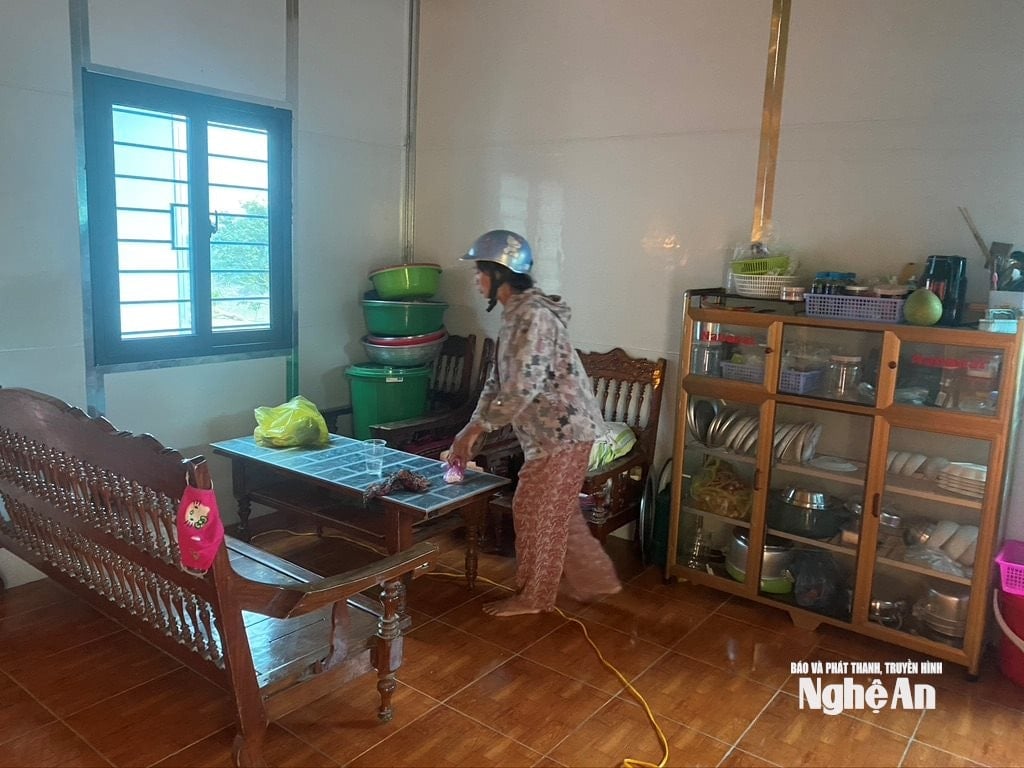 អ្នកស្រី Dau Thi Hoi (កើត​ក្នុង​ឆ្នាំ 1959) មាន​ទីលំនៅ​ភូមិ Cua Rao 2 បាន​ផ្លាស់​ទៅ​ផ្ទះ​ថ្មី។ រូបថត៖ Van Truong