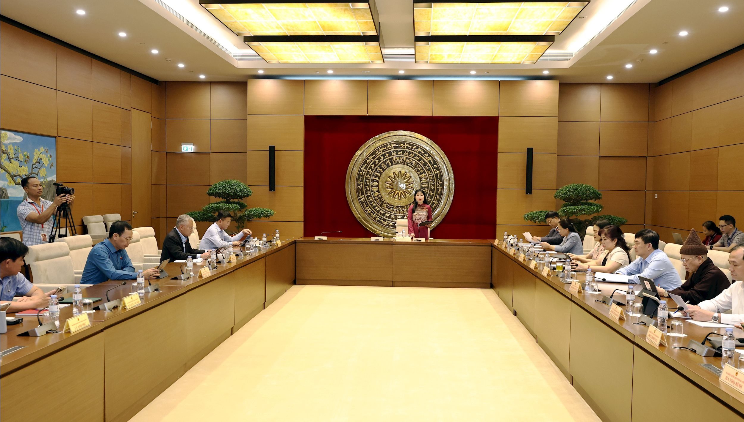 グループ14の会議シーン