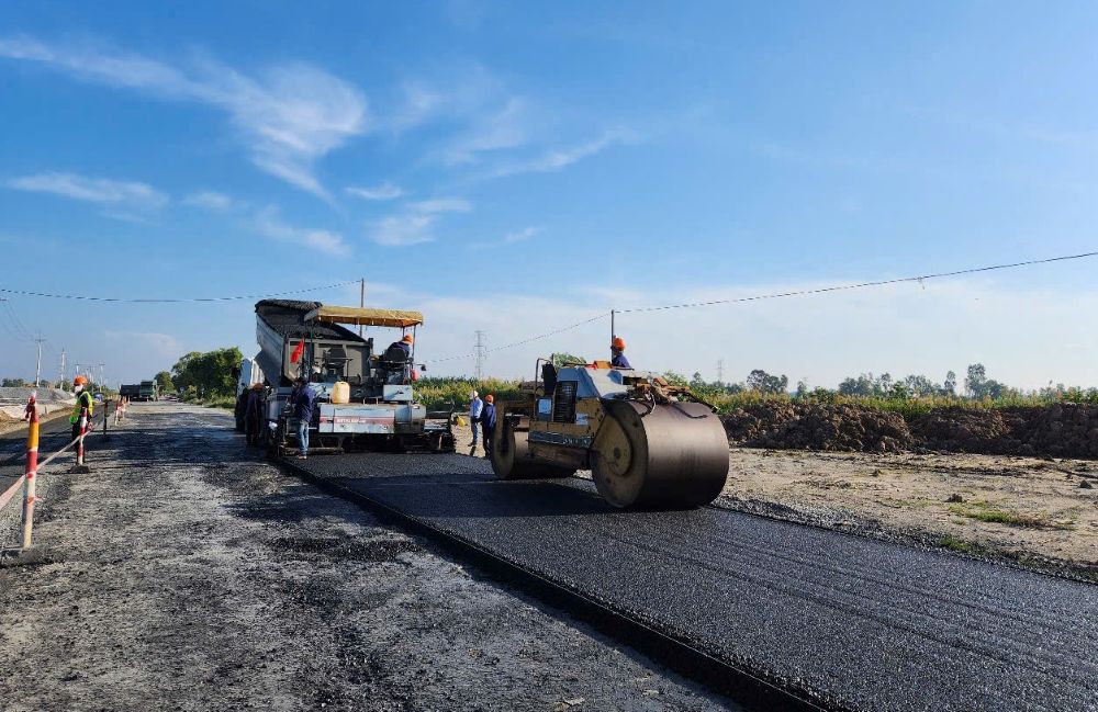 Asfaltbetongbeläggning vid paket XL03, motorvägssträckan Hau Giang - Ca Mau (Foto: My Le)