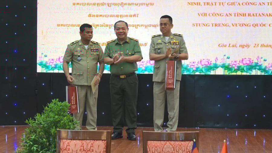 giam-doc-cong-an-tinh-gia-lai-tang-qua-giam-doc-cong-an-2-tinh-ban.jpg