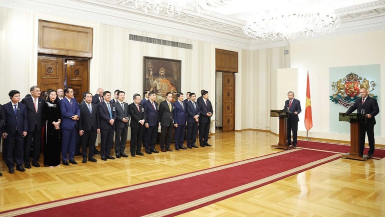 vna-potal-tong-bi-thu-to-lam-va-tong-thong-bulgaria-gap-go-bao-chi-8357654-2958.jpg