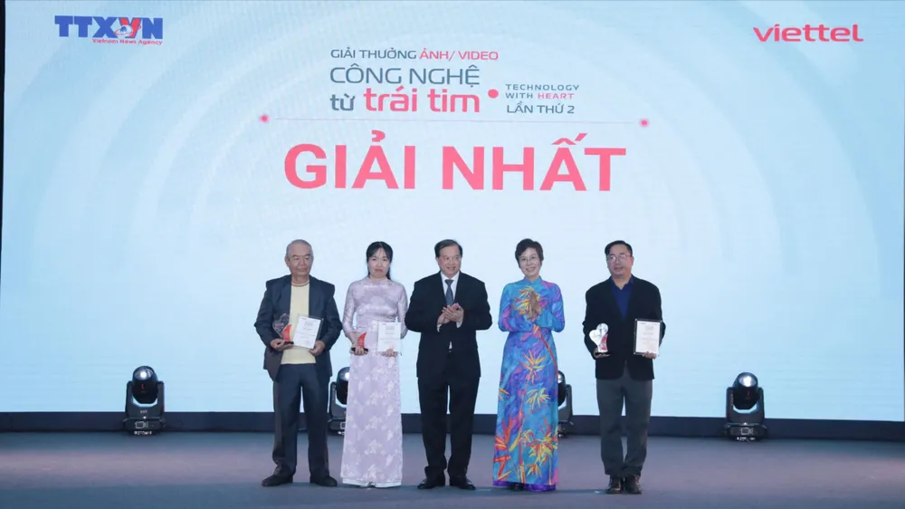 Awarding the first prize winner of the contest
