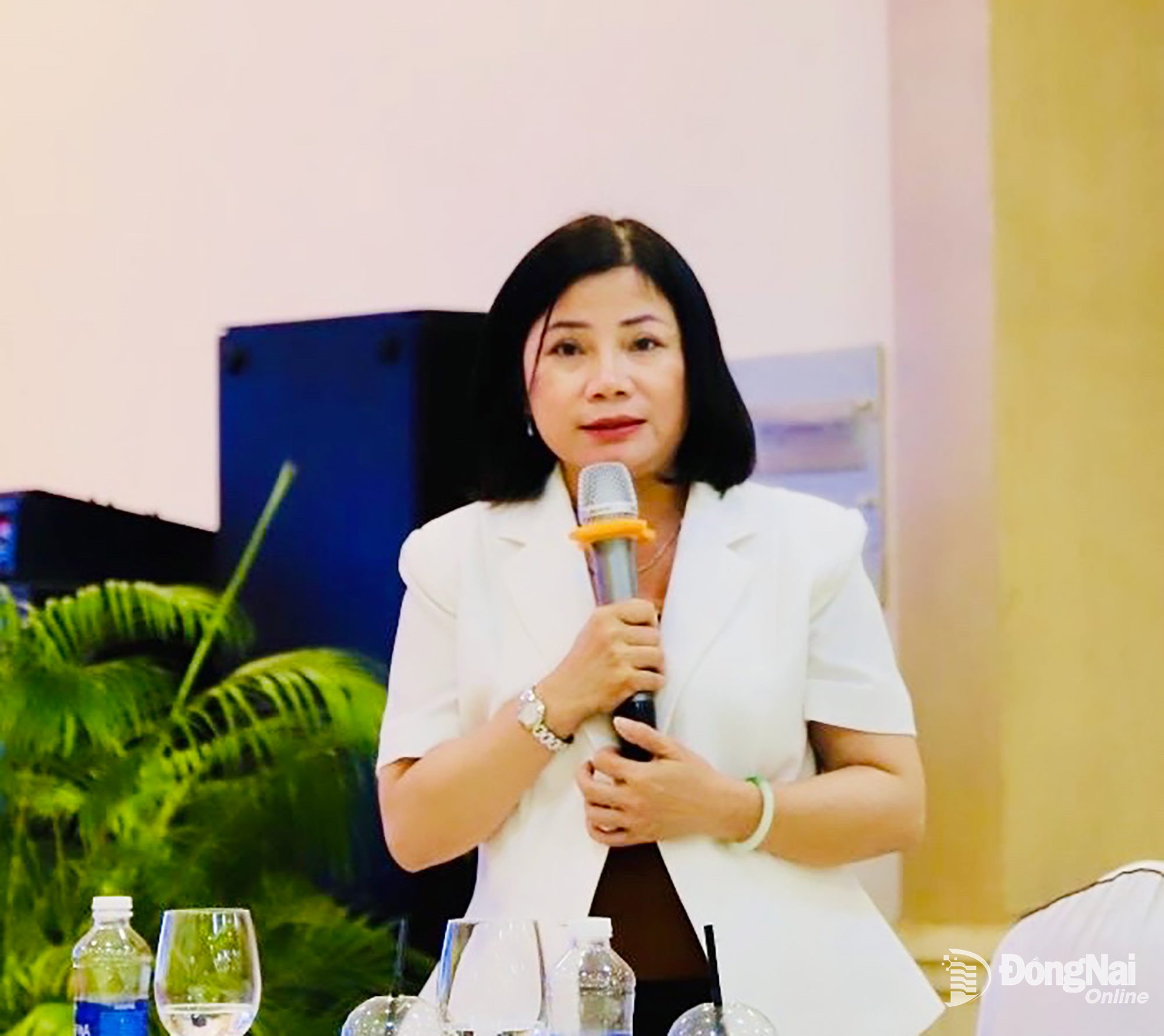 Le Thi Anh Tuyet, stellvertretende Direktorin des Ministeriums für Landwirtschaft und Umwelt der Provinz Dong Nai, diskutierte auf der Konferenz. Foto: B. Nguyen 
