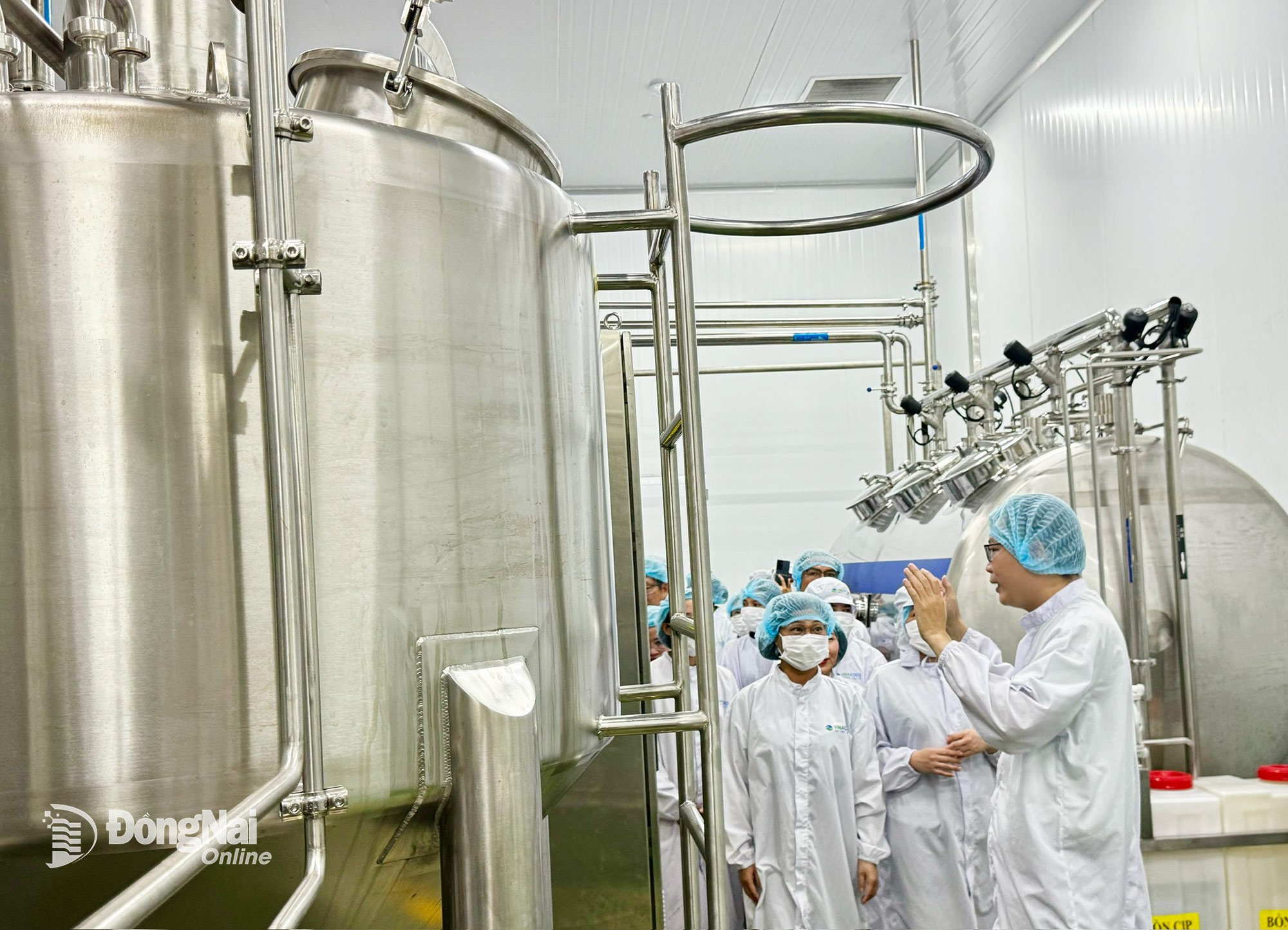 Die Delegation besichtigte den Produktionsprozess der G.C Food Joint Stock Company im Industriepark Ho Nai (Bezirk Ho Nai). Foto: B. Nguyen 