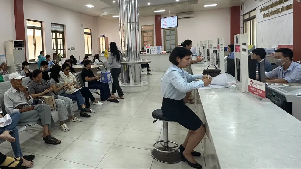 Folk kommer til folkekomiteen i Tan Binh-distriktet i Ho Chi Minh-byen for å utføre administrative prosedyrer knyttet til land. Foto: THANH HIEN