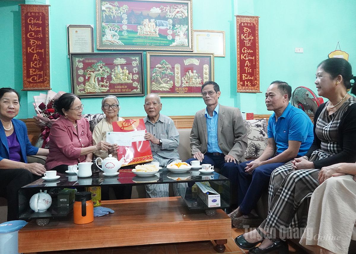 Die Vorsitzende der Provinz-Seniorenvereinigung, Ha Thi Ngo, überreichte dem 95-jährigen Mitglied Ngo Thi Tuyet, Wohngruppe 5, Bezirk An Tuong, Geschenke.