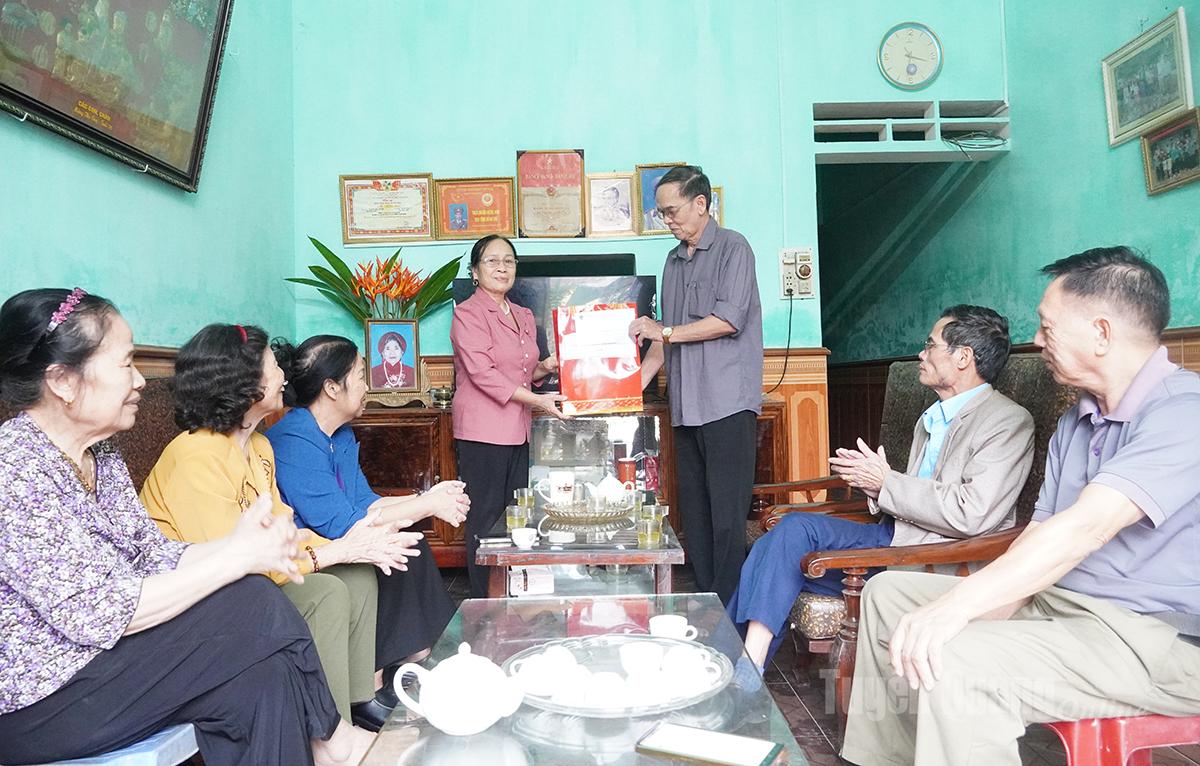 Die Vorsitzende der Provinzvereinigung älterer Menschen, Ha Thi Ngo, überreichte dem 78-jährigen Mitglied Dao Ngoc Oanh, Wohngruppe 13, Bezirk An Tuong, ein Geschenk.