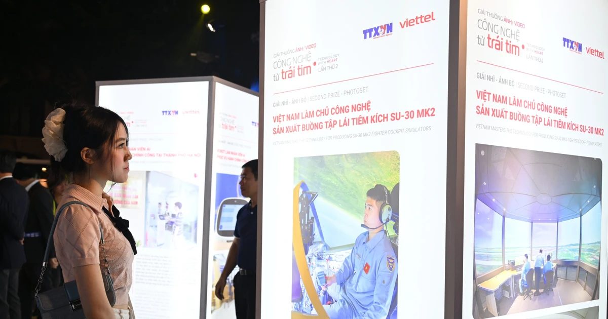 Rực rỡ triển lãm ảnh Giải thưởng Công nghệ từ trái tim 2025 trong đêm