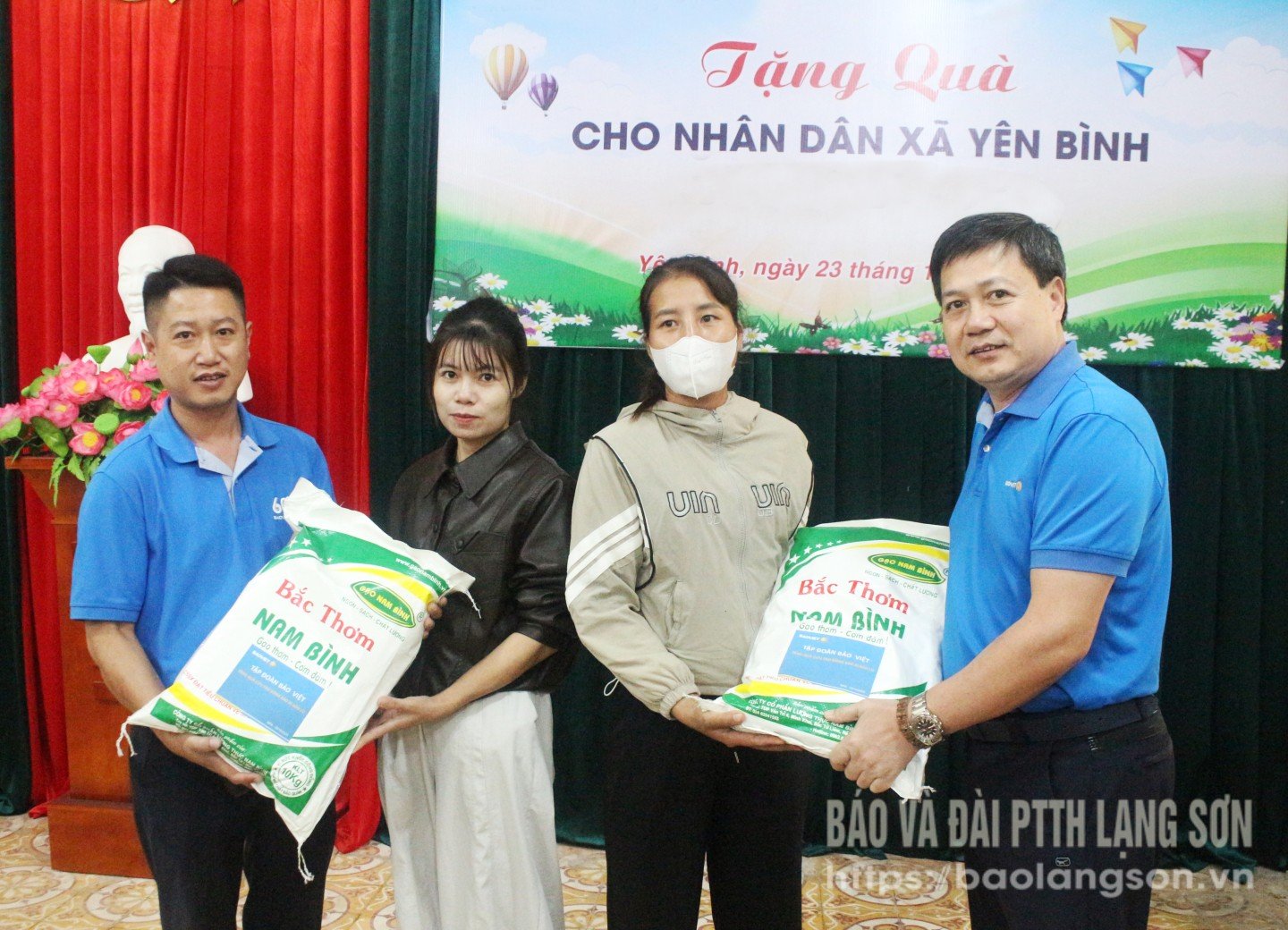 สมาชิกทีมบรรเทาทุกข์มอบข้าวสารช่วยเหลือประชาชนในตำบลเยนบิ่ญ