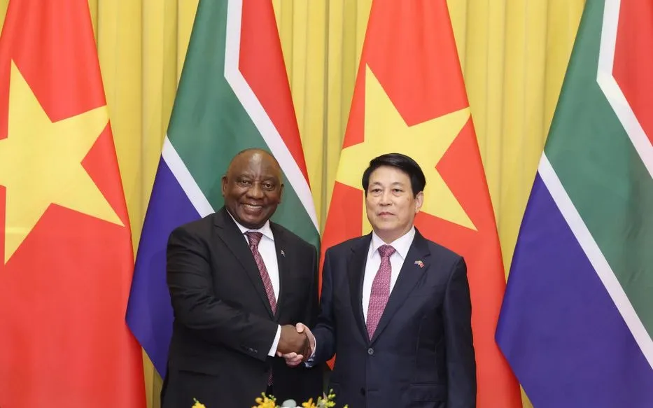President Luong Cuong og Sør-Afrikas president Matamela Cyril Ramaphosa poserer for et bilde før samtalene. (Foto: VNA) Chủ tịch nước Lương Cường và Tổng thống Nam Phi Matamela Cyril Ramaphosa chụp ảnh chung trước hội đàm. (Ảnh: TTXVN)
