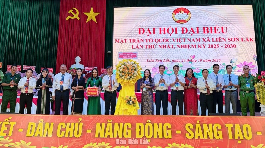ថ្នាក់​ដឹក​នាំ​ឃុំ លៀង សឺនឡាក់ ជូន​ផ្កា​អបអរ​សាទរ​សមាជ​រណសិរ្ស​មាតុភូមិ​ឃុំ។