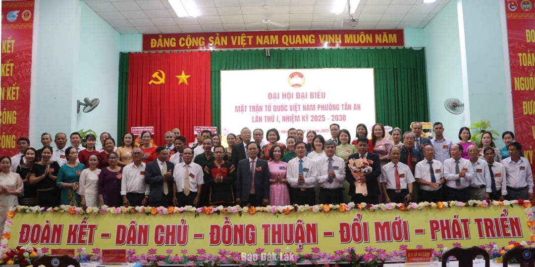 សមាជិកគណៈកម្មាធិការមជ្ឈិមរណសិរ្សមាតុភូមិវៀតណាមនៃវួដ Tan An បានណែនាំខ្លួនទៅកាន់សមាជ។