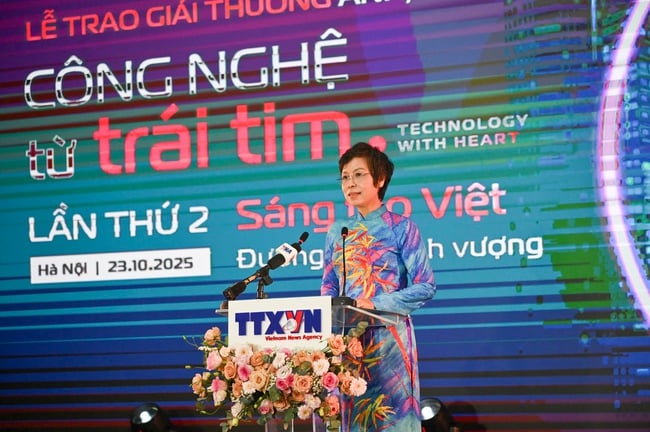 Awarding 32 outstanding works that won the 2nd Technology from the Heart Photo/Video Award - Photo 2. Trao 32 tác phẩm xuất sắc đoạt Giải thưởng ảnh/video Công nghệ từ trái tim lần thứ 2 - Ảnh 2.