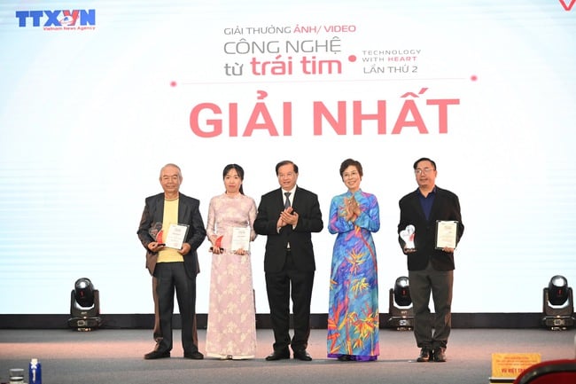 Awarding 32 outstanding works that won the 2nd Technology from the Heart Photo/Video Award - Photo 3. Trao 32 tác phẩm xuất sắc đoạt Giải thưởng ảnh/video Công nghệ từ trái tim lần thứ 2 - Ảnh 3.