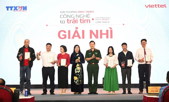 Awarding 32 outstanding works that won the 2nd Technology from the Heart Photo/Video Award - Photo 4. Trao 32 tác phẩm xuất sắc đoạt Giải thưởng ảnh/video Công nghệ từ trái tim lần thứ 2 - Ảnh 4.