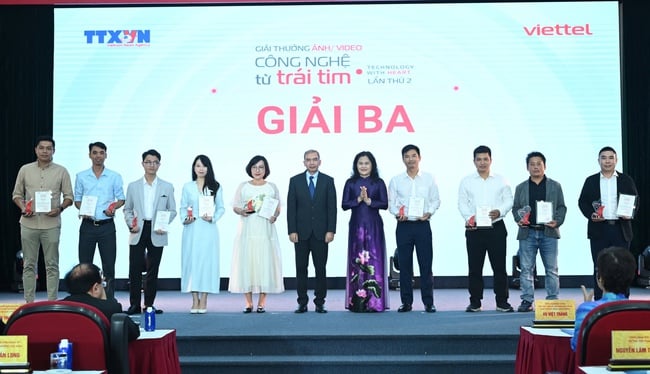 Awarding 32 outstanding works that won the 2nd Technology from the Heart Photo/Video Award - Photo 5. Trao 32 tác phẩm xuất sắc đoạt Giải thưởng ảnh/video Công nghệ từ trái tim lần thứ 2 - Ảnh 5.