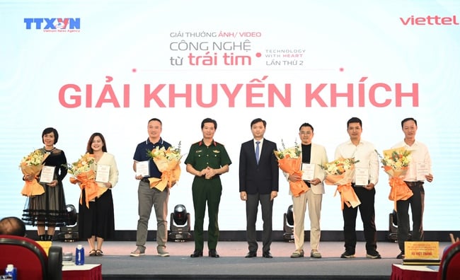 Awarding 32 outstanding works that won the 2nd Technology from the Heart Photo/Video Award - Photo 6. Trao 32 tác phẩm xuất sắc đoạt Giải thưởng ảnh/video Công nghệ từ trái tim lần thứ 2 - Ảnh 6.