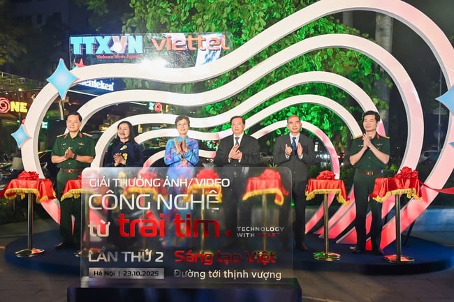 Awarding 32 outstanding works that won the 2nd Technology from the Heart Photo/Video Award - Photo 7. Trao 32 tác phẩm xuất sắc đoạt Giải thưởng ảnh/video Công nghệ từ trái tim lần thứ 2 - Ảnh 7.