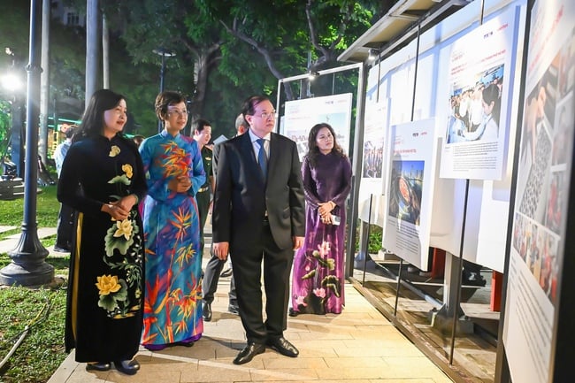 Awarding 32 outstanding works that won the 2nd Technology from the Heart Photo/Video Award - Photo 8. Trao 32 tác phẩm xuất sắc đoạt Giải thưởng ảnh/video Công nghệ từ trái tim lần thứ 2 - Ảnh 8.