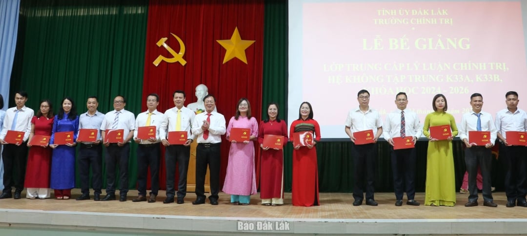 Provincial Party Committee member and Principal of the Provincial Political School Huynh Chien Thang awarded graduation certificates to students.