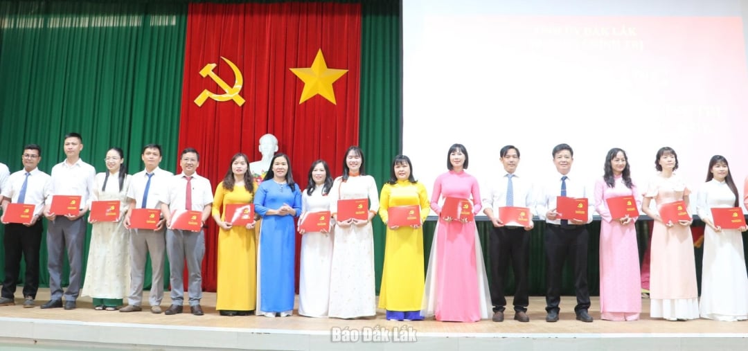 Vice Principal of the Provincial Political School Nguyen Thi Kim Thoa awarded graduation certificates to students.