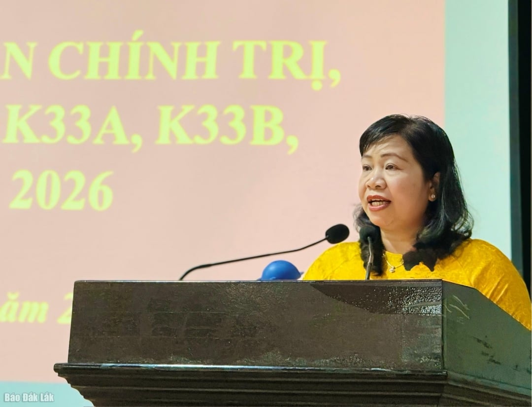 , Deputy Head of the Provincial Party Committee's Organization Committee Pham Thi Xuyen spoke to congratulate the learning results of classes K33A and K33B.