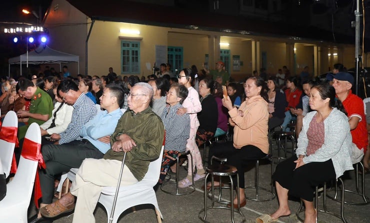 Hoang Mai Ward: Special art program to celebrate the success of the City Party Congress - Photo 2. Phường Hoàng Mai: Chương trình nghệ thuật đặc sắc chào mừng thành công Đại hội Đảng bộ Thành phố- Ảnh 2.