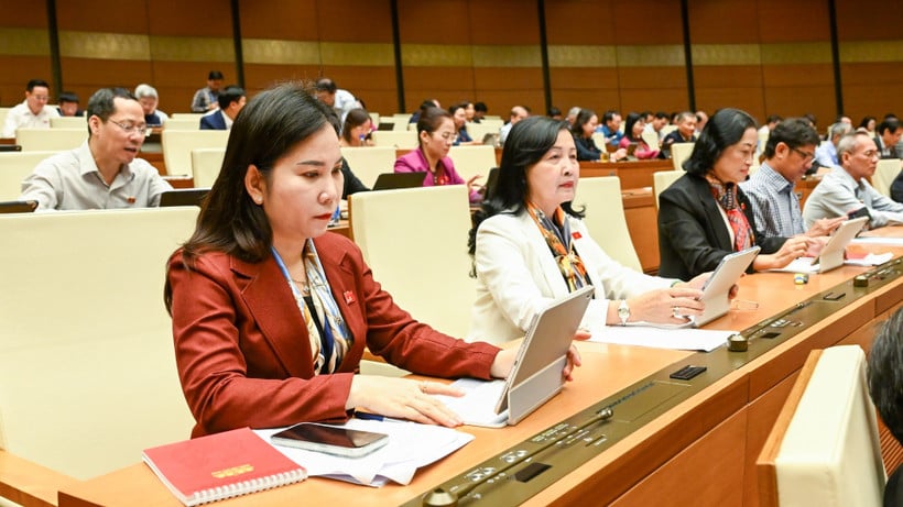 Deputados da Assembleia Nacional participam da reunião de 23 de outubro. (Foto: DUY LINH)