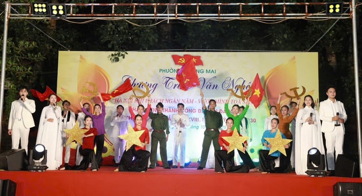 Hoang Mai Ward: Special art program to celebrate the success of the City Party Congress - Photo 4. Phường Hoàng Mai: Chương trình nghệ thuật đặc sắc chào mừng thành công Đại hội Đảng bộ Thành phố- Ảnh 4.