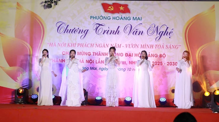 Hoang Mai Ward: Special art program to celebrate the success of the City Party Congress - Photo 5. Phường Hoàng Mai: Chương trình nghệ thuật đặc sắc chào mừng thành công Đại hội Đảng bộ Thành phố- Ảnh 5.