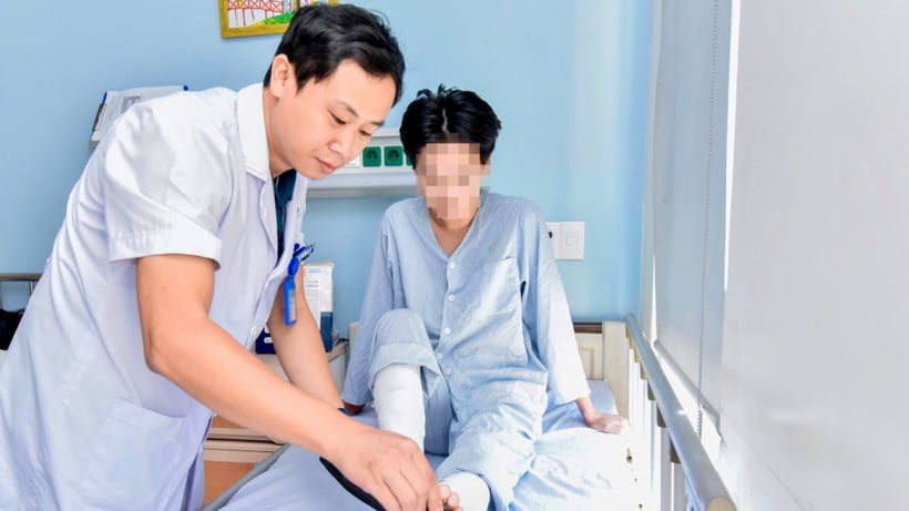 Doctorul a examinat pacientul după operație.