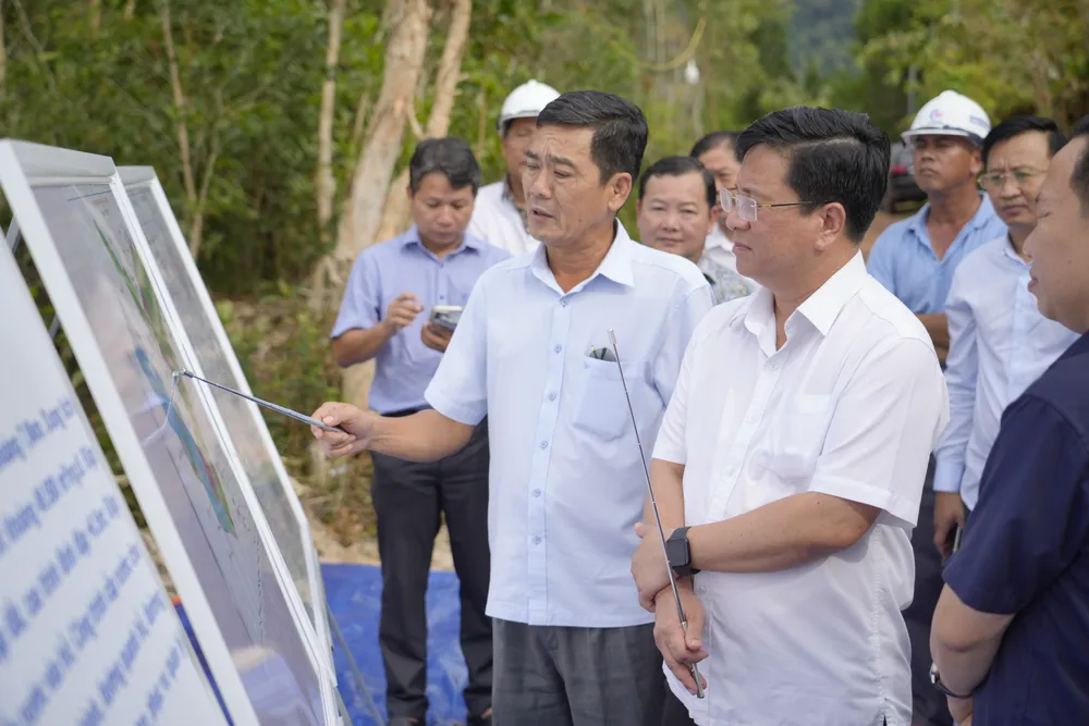 Chairman of An Giang Provincial People's Committee Ho Van Mung inspects the construction progress of Cua Can Lake project. Photo: NAM KHOI