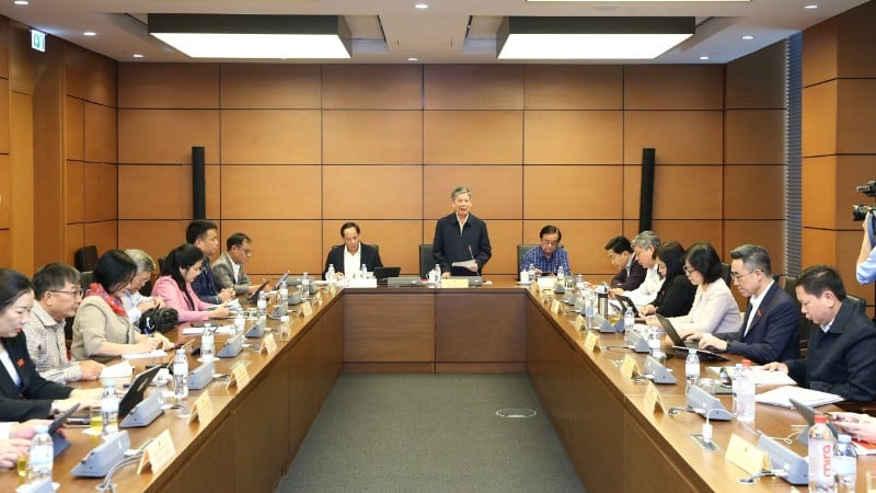 Deputații Adunării Naționale discută în grupuri proiectul Legii Populației. (Foto: DUY LINH)