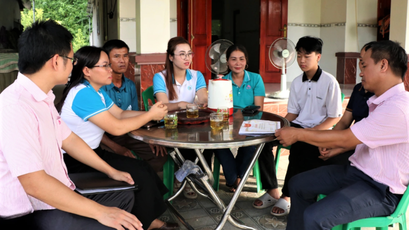 Perwakilan Bank Kebijakan Sosial dan kelompok perwalian, kelompok simpan pinjam mengkomunikasikan paket kredit istimewa baru kepada masyarakat.
