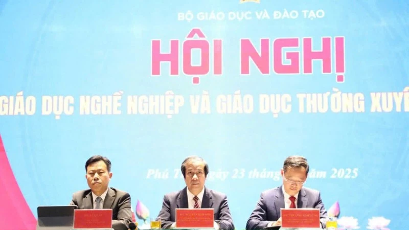 L'après-midi du 23 octobre, au Collège de Mécanique Agricole (commune de Binh Nguyen, province de Phu Tho), le Ministère de l'Éducation et de la Formation a organisé une conférence sur l'enseignement professionnel et la formation continue e