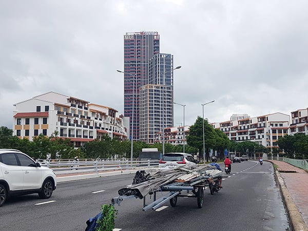 Da Nang má dostatek bytů třídy A, ale chybí mu byty třídy B a C, které by uspokojily skutečné bytové potřeby většiny lidí. Đà Nẵng dồi dào nguồn cũng căn hộ hạng A nhưng thiếu hụt căn hộ hạng B, C đáp ứng nhu cầu ở thực của đại đa số người dân.